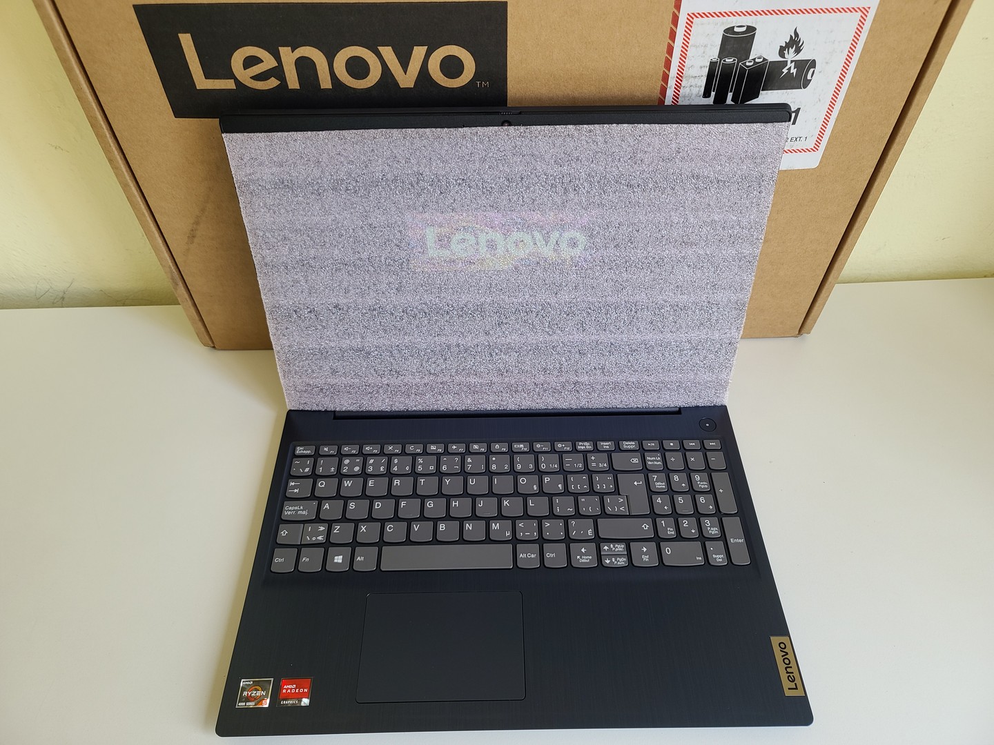 computadoras y laptops - Lenovo 15.6 FHD Ryzen 5 4500U Ram 8GB Disco 256GB M2. Windows 10
