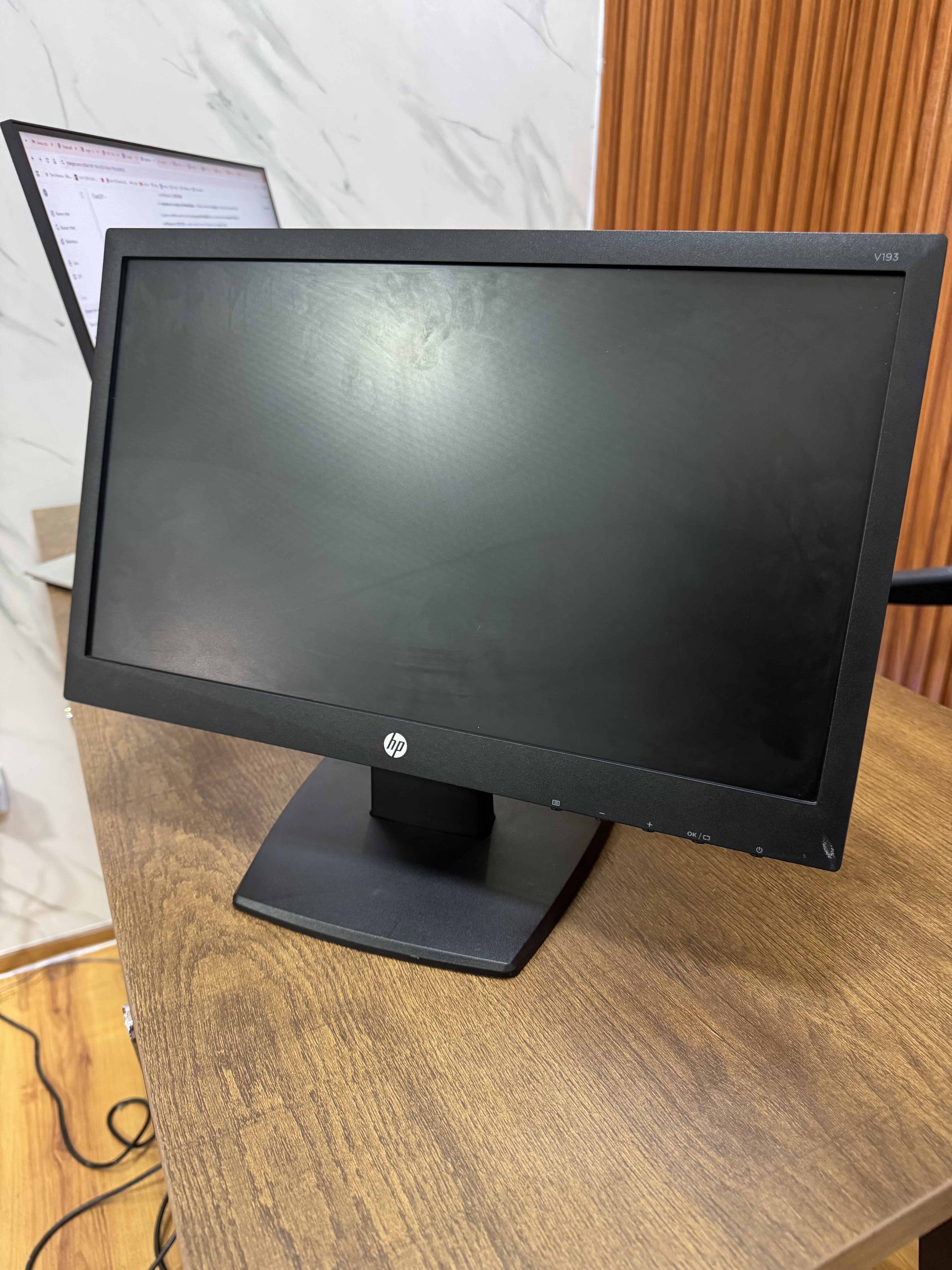 computadoras y laptops - 🖥 Monitor HP  V193 – 18.5" HD | Compacto y Eficiente 19 Pulgadas VGA 1