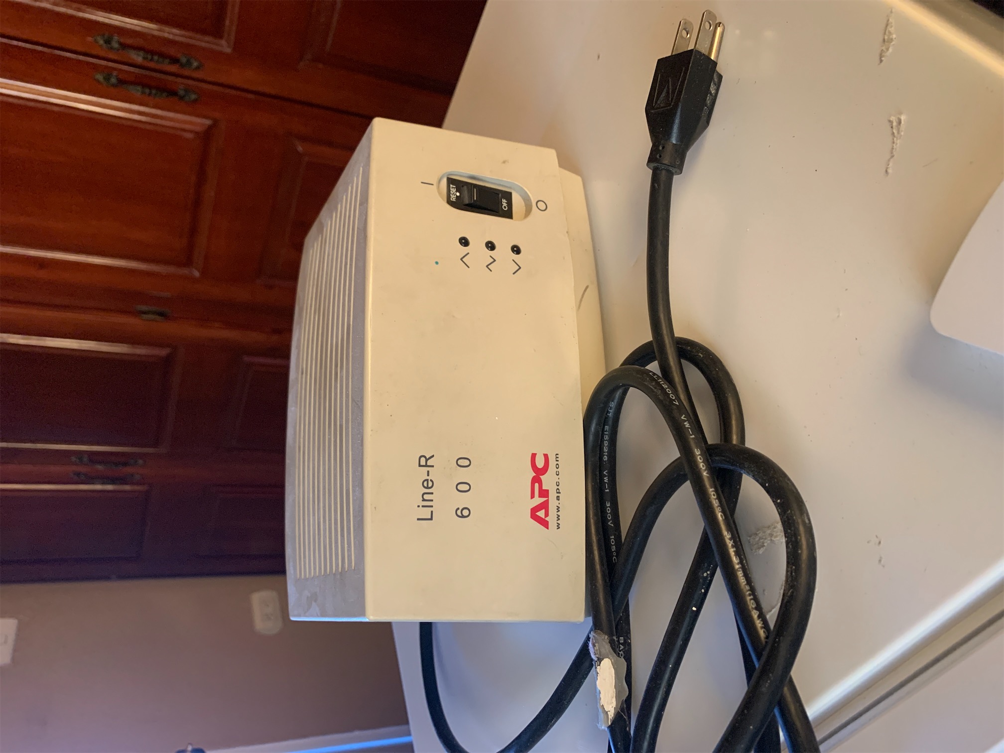 plantas e inversores - Regulador de voltaje LINE - R MARCA APC