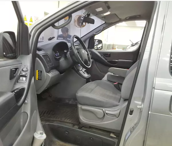 jeepetas y camionetas - HYUNDAI GRAND STAREX 2019 GRIS DIESEL 7