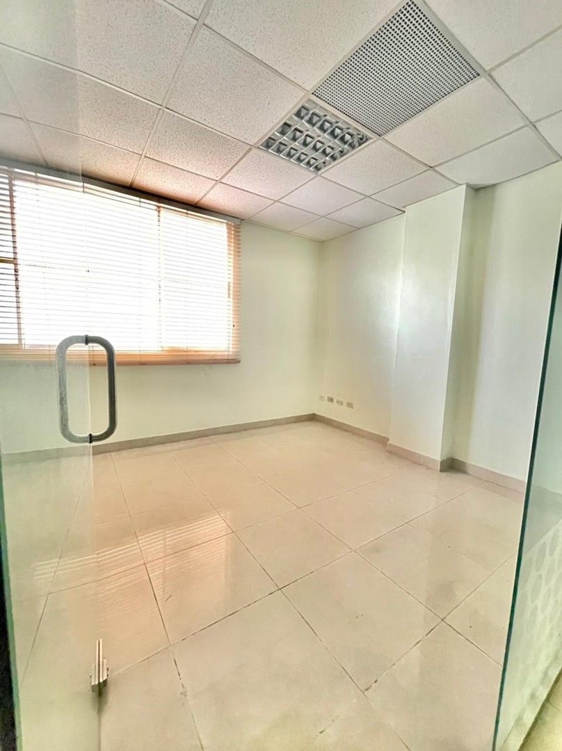 oficinas y locales comerciales - Local ideal para oficina o consultorio en av Bolivar, con baño y kitchenette