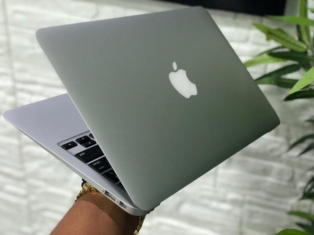 computadoras y laptops - Computadora portátil Apple MacBook Air MJVM2LL/A.