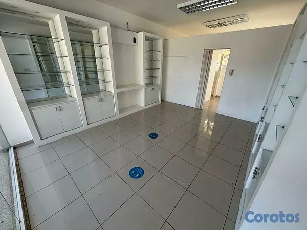 oficinas y locales comerciales - Local en alquiler en Plaza Comercial en Av Rep de Colombia 2