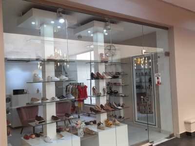 oficinas y locales comerciales -  Tienda de Zapatos de Mujer en Importante Plaza de Santiago