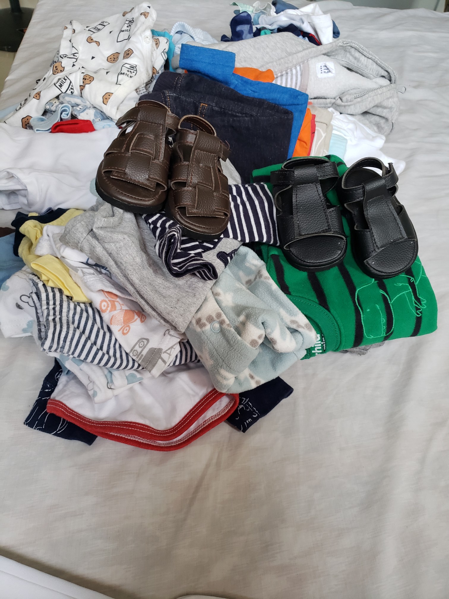 ropa y zapatos - Ropa de niño de 1 a 5 meses más o menos 50 unidades