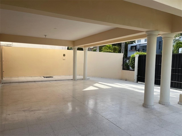 casas - Venta de casa en la castellana Distrito Nacional de 372mts 3