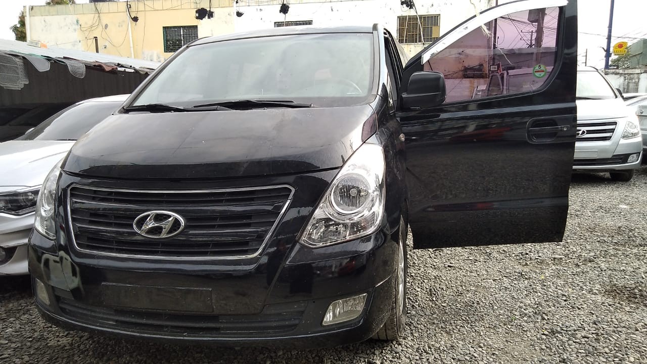 jeepetas y camionetas - HYUNDAI STAREX 2017 NEGRA 1