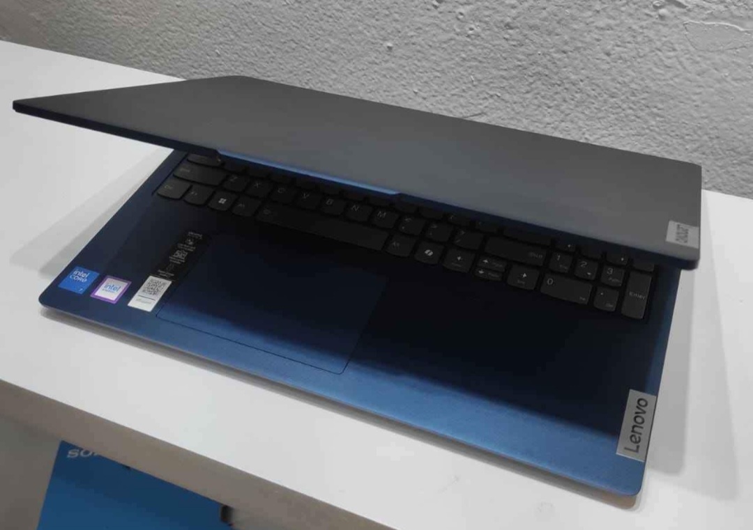 computadoras y laptops - Lenovo IdeaPad Slim 5 16" WUXGA Touch, Intel 7 Ultra, 16GB RAM, 1TB SSD, Nueva 1