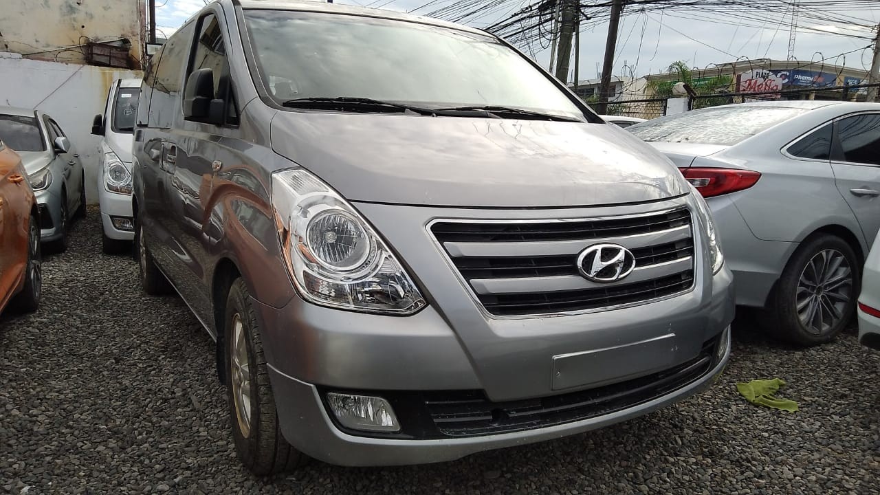 jeepetas y camionetas - HYUNDAI GRAND STAREX CAJA VIEJA 2018 GRIS 