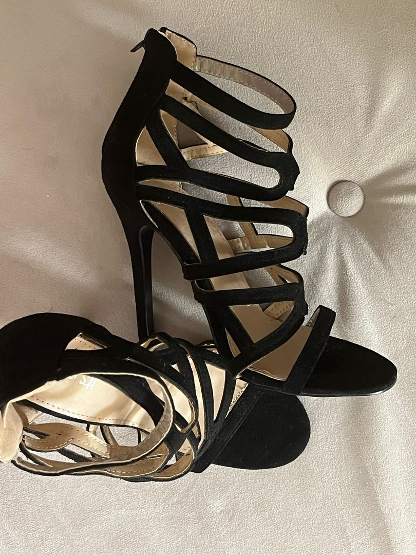 zapatos para mujer - Sandalias de mujer taco fino negras.  1