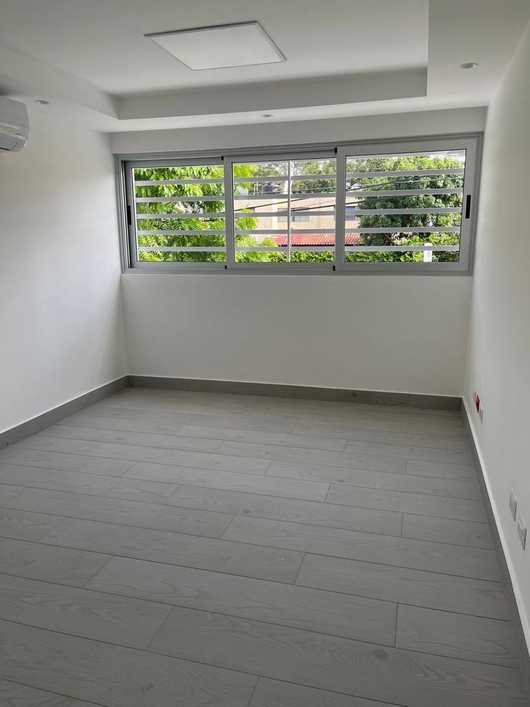 oficinas y locales comerciales - LOCAL EN LOS CACICAZGOS EN EXCELENTE UBICACION 7