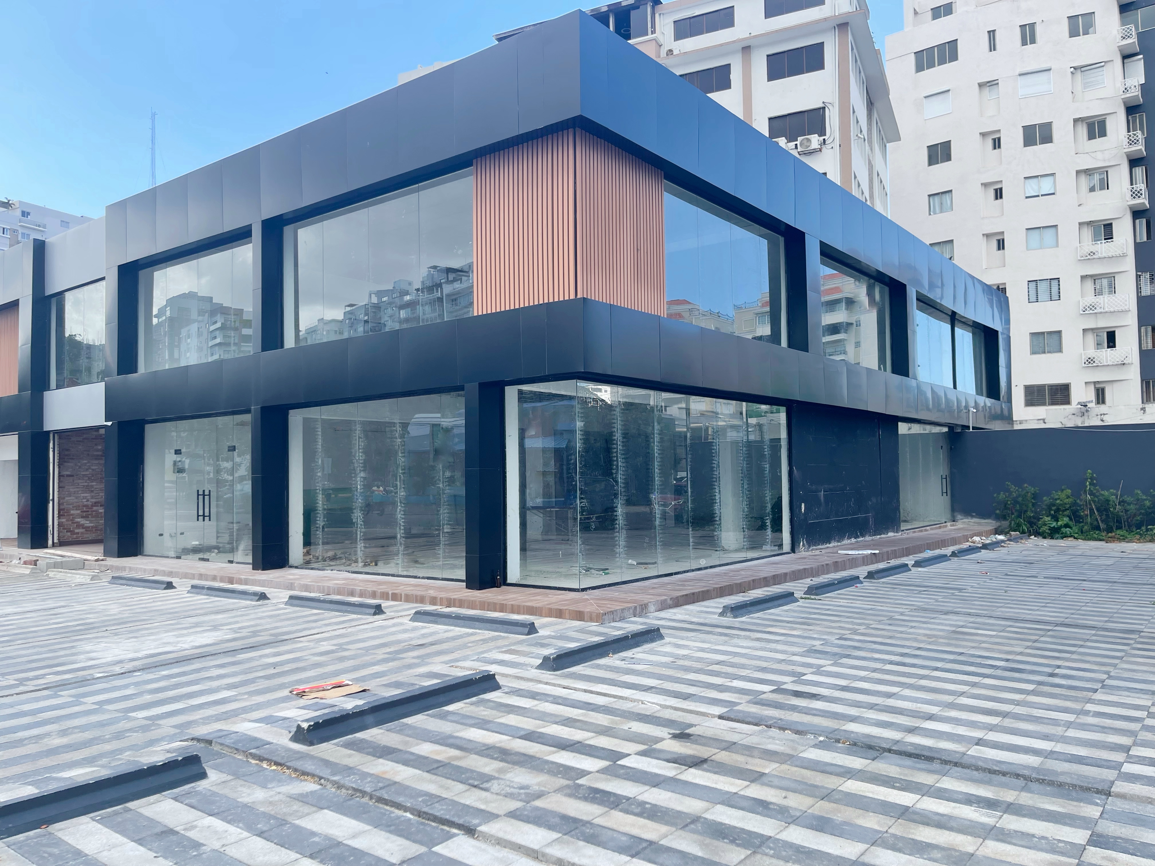 oficinas y locales comerciales - Alquiler local esquinero en Naco  2