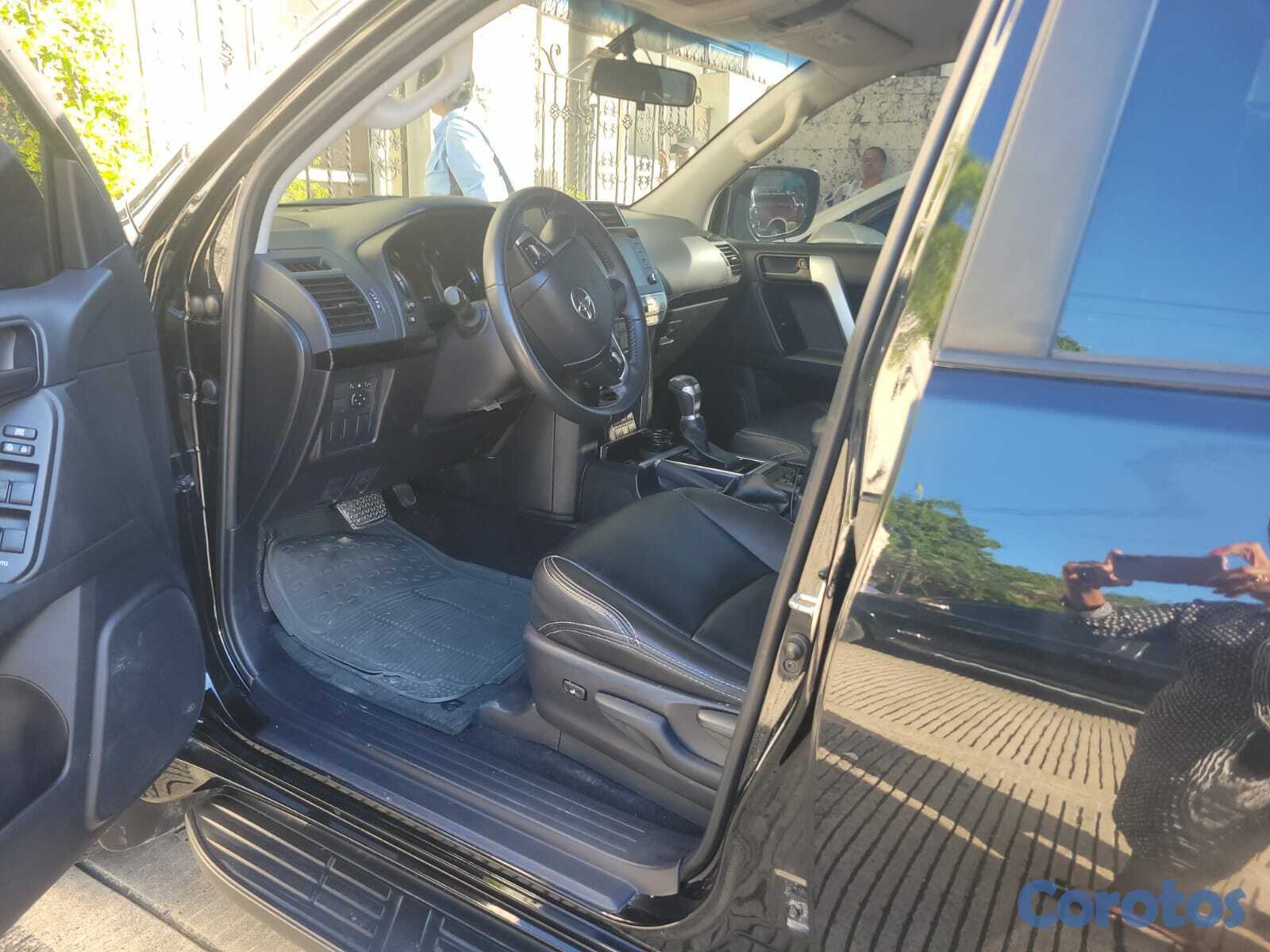 jeepetas y camionetas - Se Vende Prado 2024 casi nueva  10