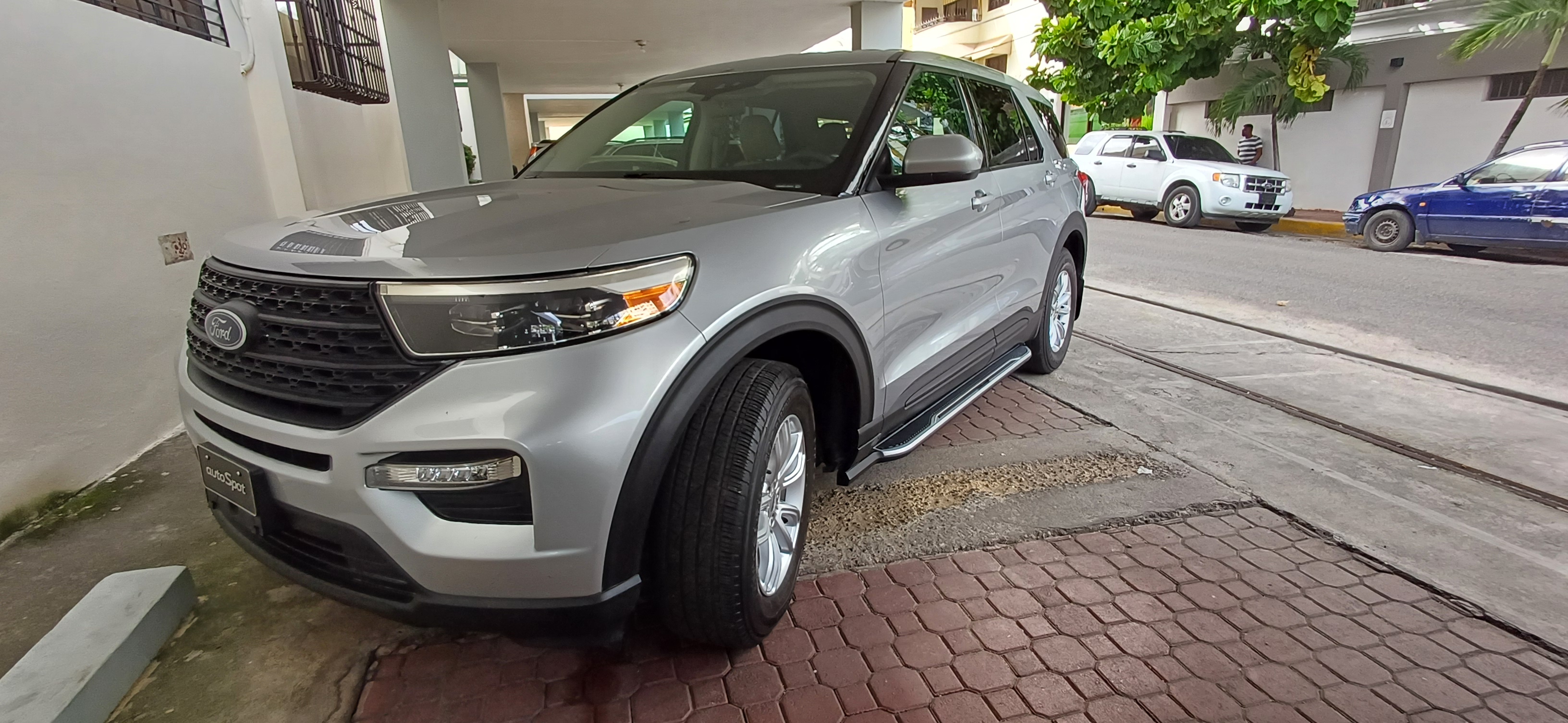 jeepetas y camionetas - SE VENDE COMO NUEVA, FORD EXPLORER 2020 POR MOTIVO DE VIAJE. 9
