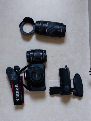 camaras y audio - Cámara Canon EOS 700D y accesorios