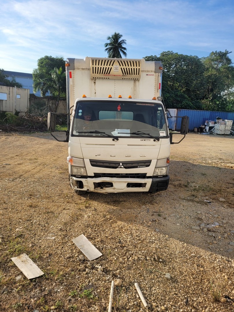 camiones y vehiculos pesados - Vendo traspaso de camion mitsubishi año 2014. $750,000 negociable. 2