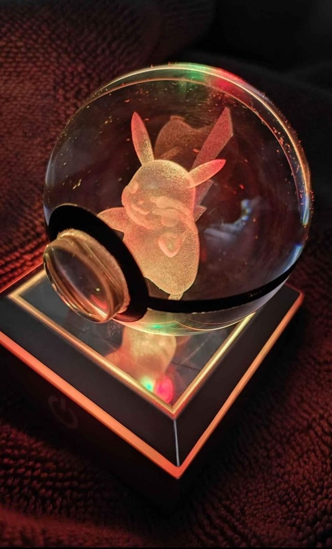 decoración y accesorios - Lámpara Bola de cristal Pikachu 3D con base LED colorida. 2