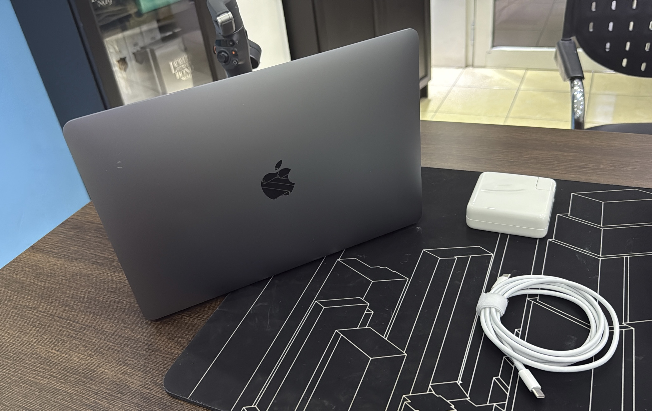 computadoras y laptops - MacBook Air 13.3 - inch / I5 INTEL Core / 8GB RAM  1