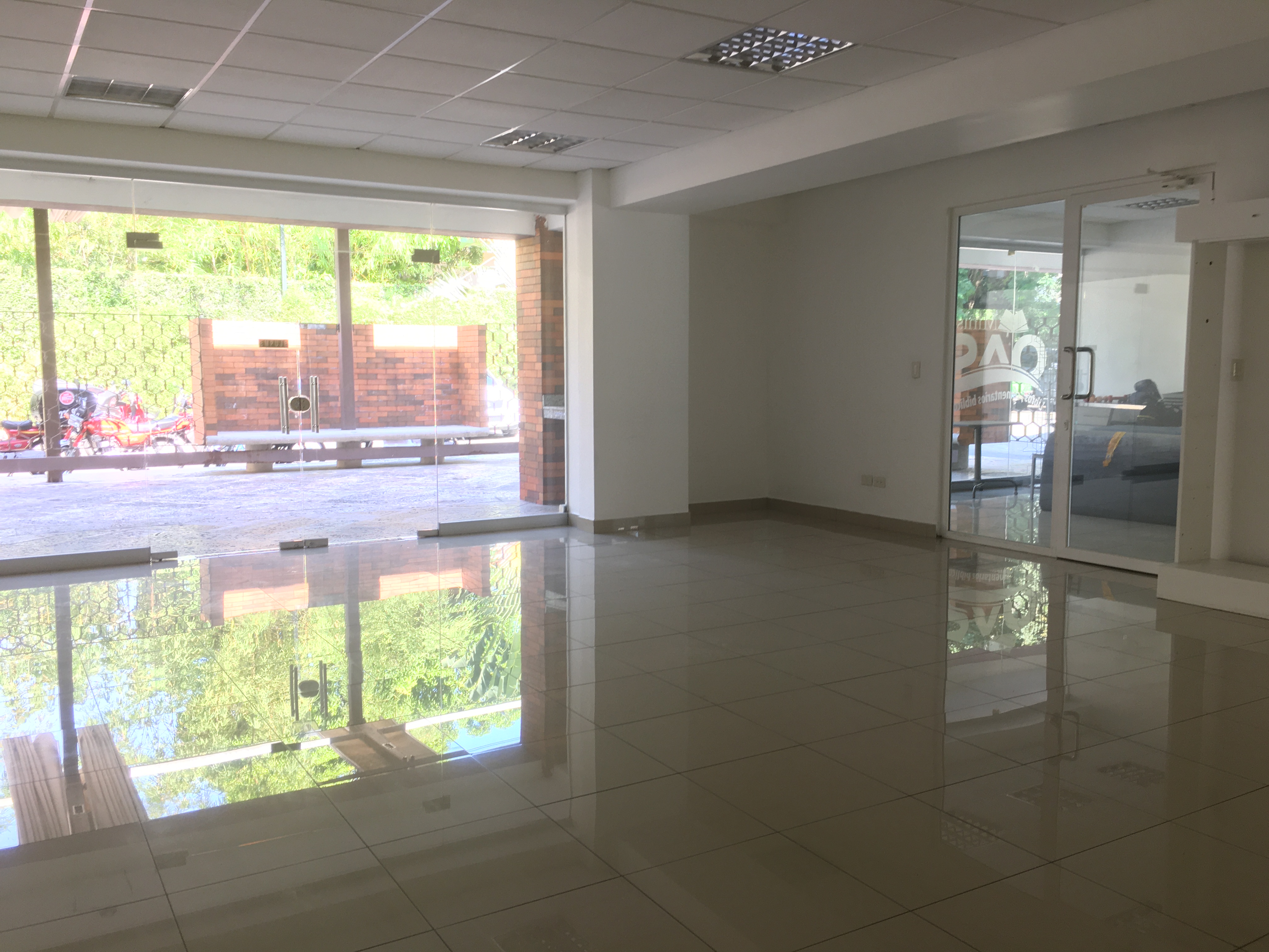 oficinas y locales comerciales - Local Comercial Alquiler Piantini  de 211 m2 9