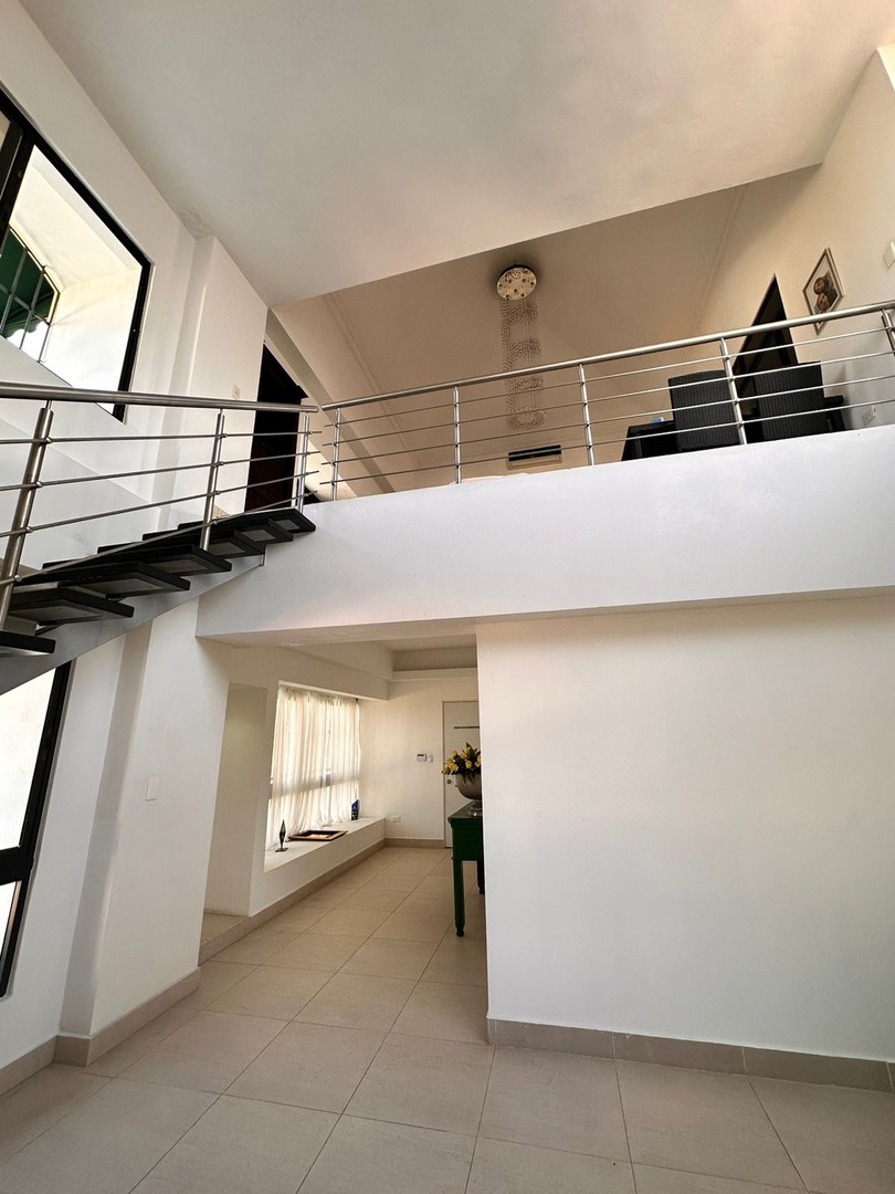 apartamentos - VENDO.
Espacioso apartamento de dos niveles en Bella Vista. 

 2