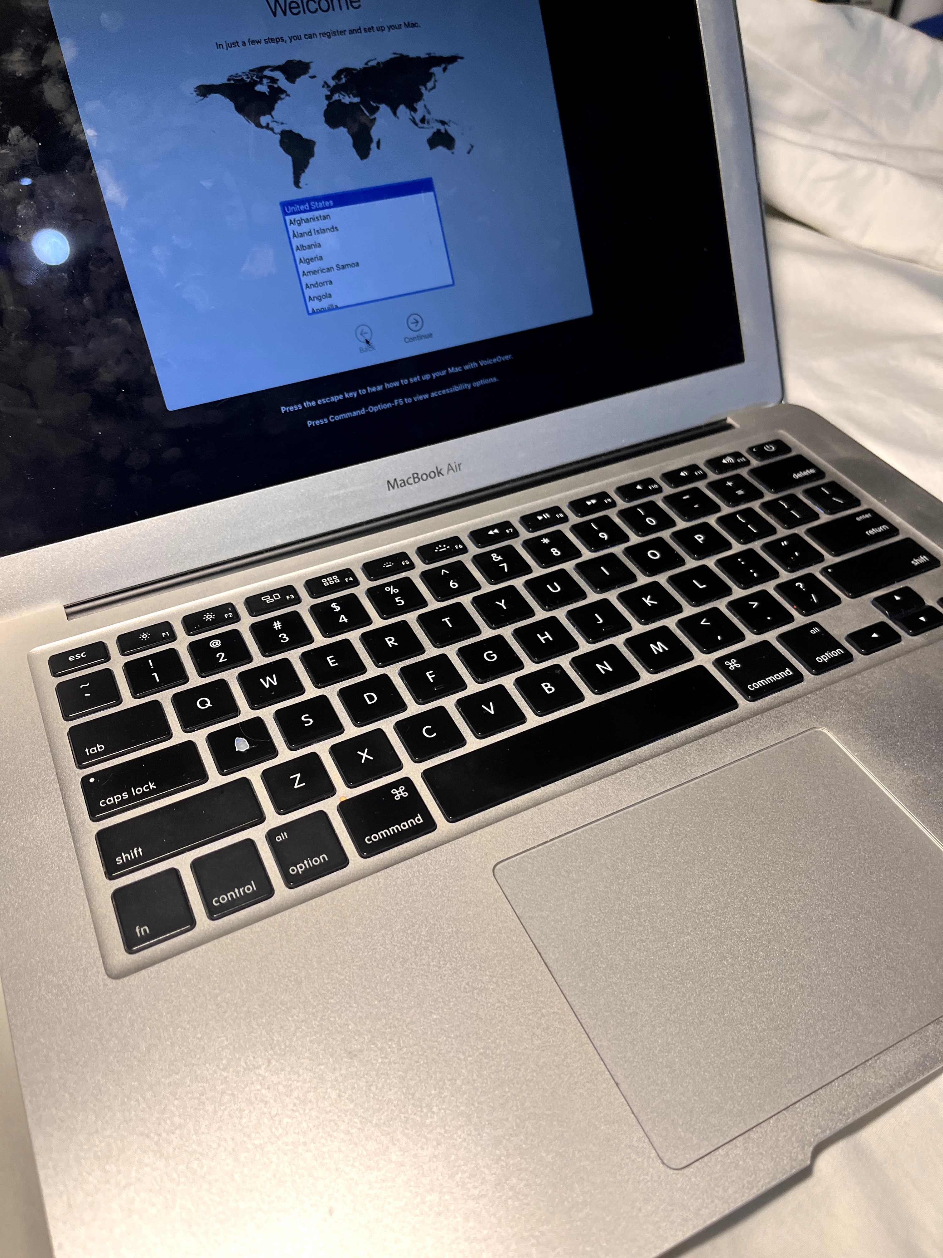 computadoras y laptops - Vendo MacBook Air en Excelente Condiciones- Usada  3