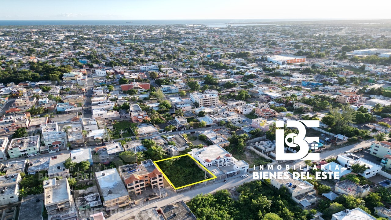 solares y terrenos -  SOLAR de 600 Metros en Ubicado en el Juan Pablo Duarte 8