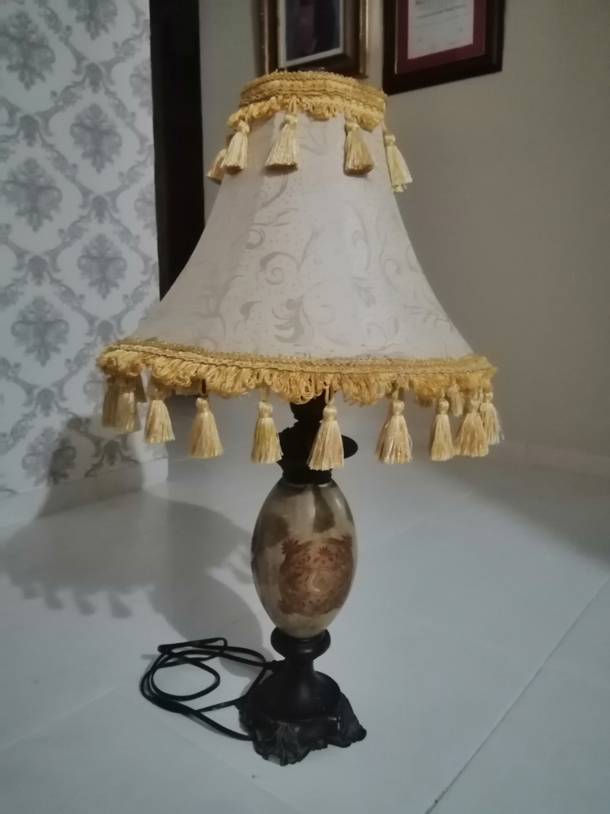 muebles y colchones - Vendo lampara usada
Cama con su base y colchon esta 8 /10
Silla en Exelente cone