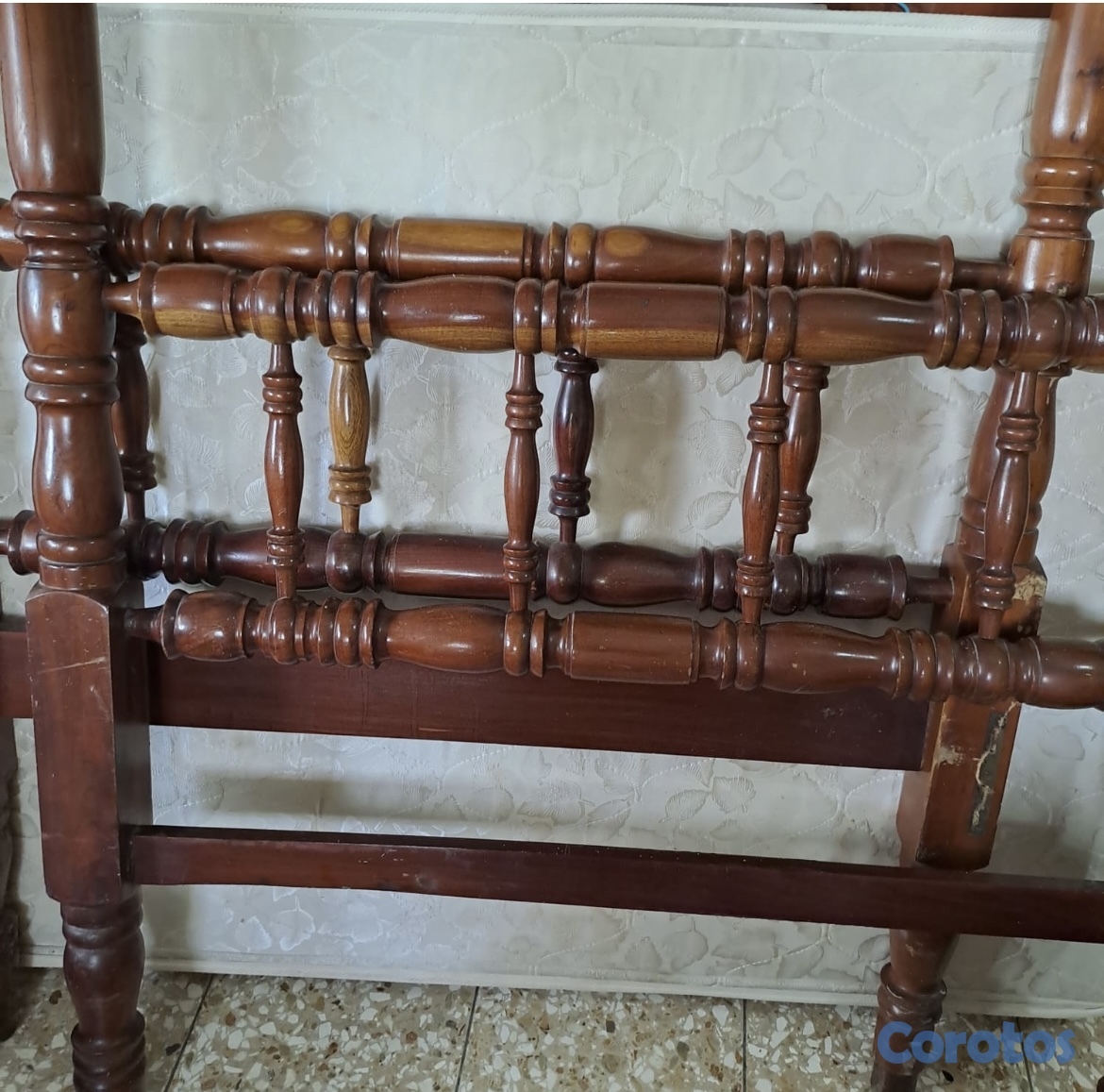 muebles y colchones - Juego de espaldar para una cama twin, le falta las 1