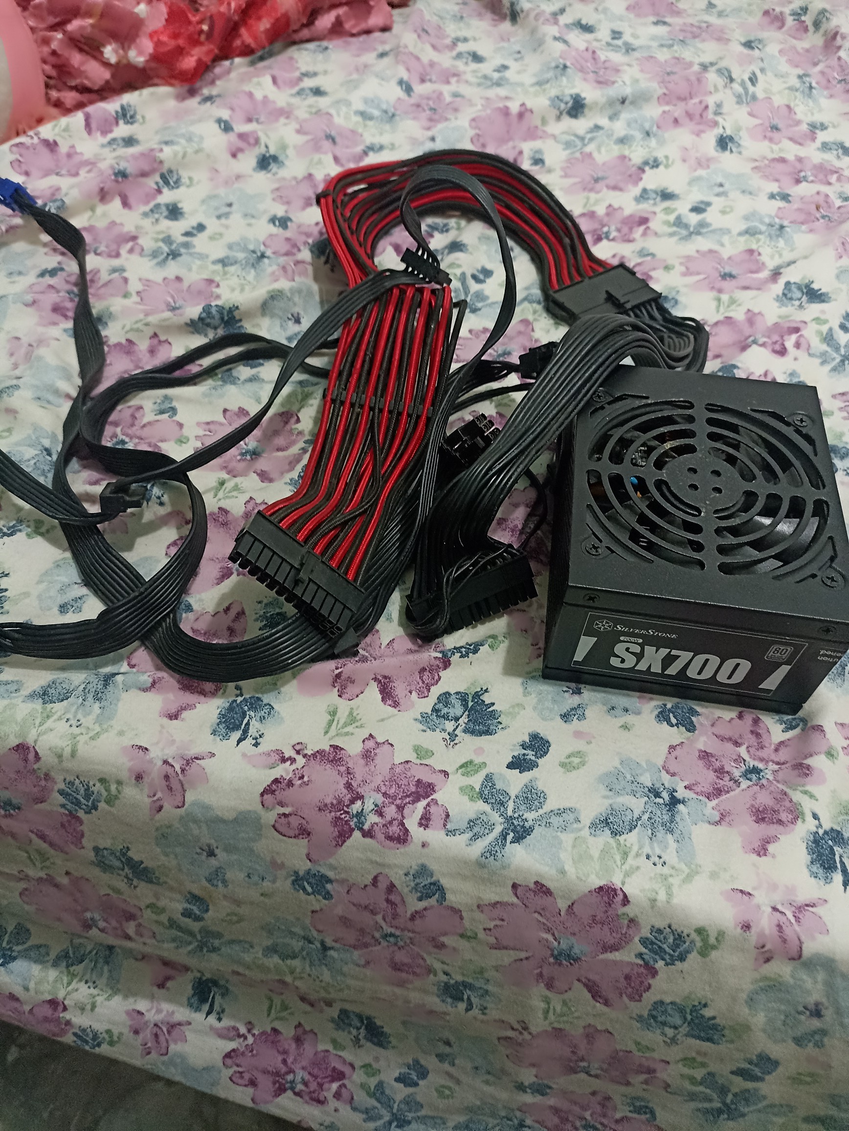 computadoras y laptops - Power supone mini itx 700 w modular full con todos sus cables. 