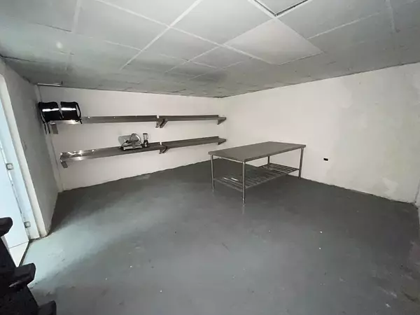 oficinas y locales comerciales - Se vende Local en Brisas de La Charles 2