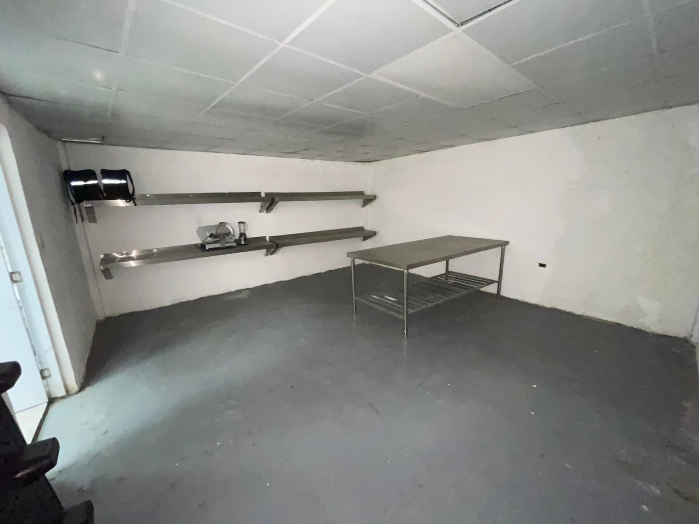 oficinas y locales comerciales - Se vende Local en Brisas de La Charles 1