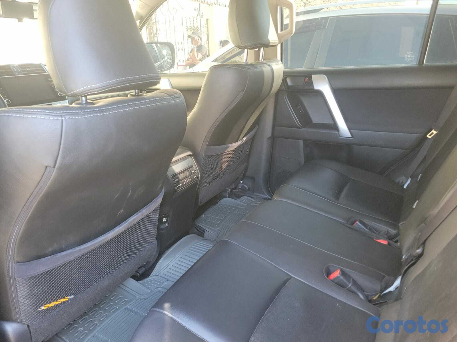 jeepetas y camionetas - Se Vende Prado 2024 casi nueva  8