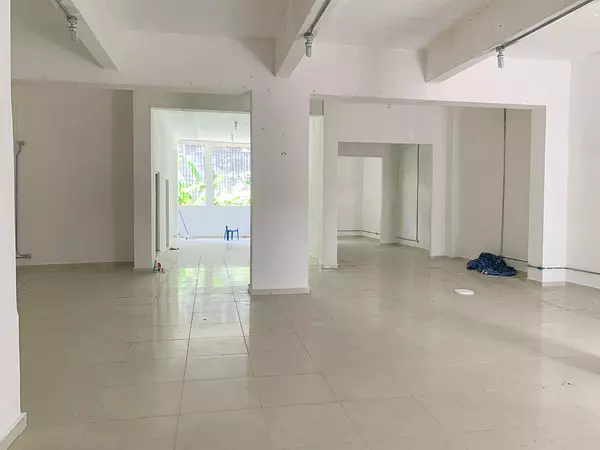 oficinas y locales comerciales - Local en la Duarte Primer nivel 7