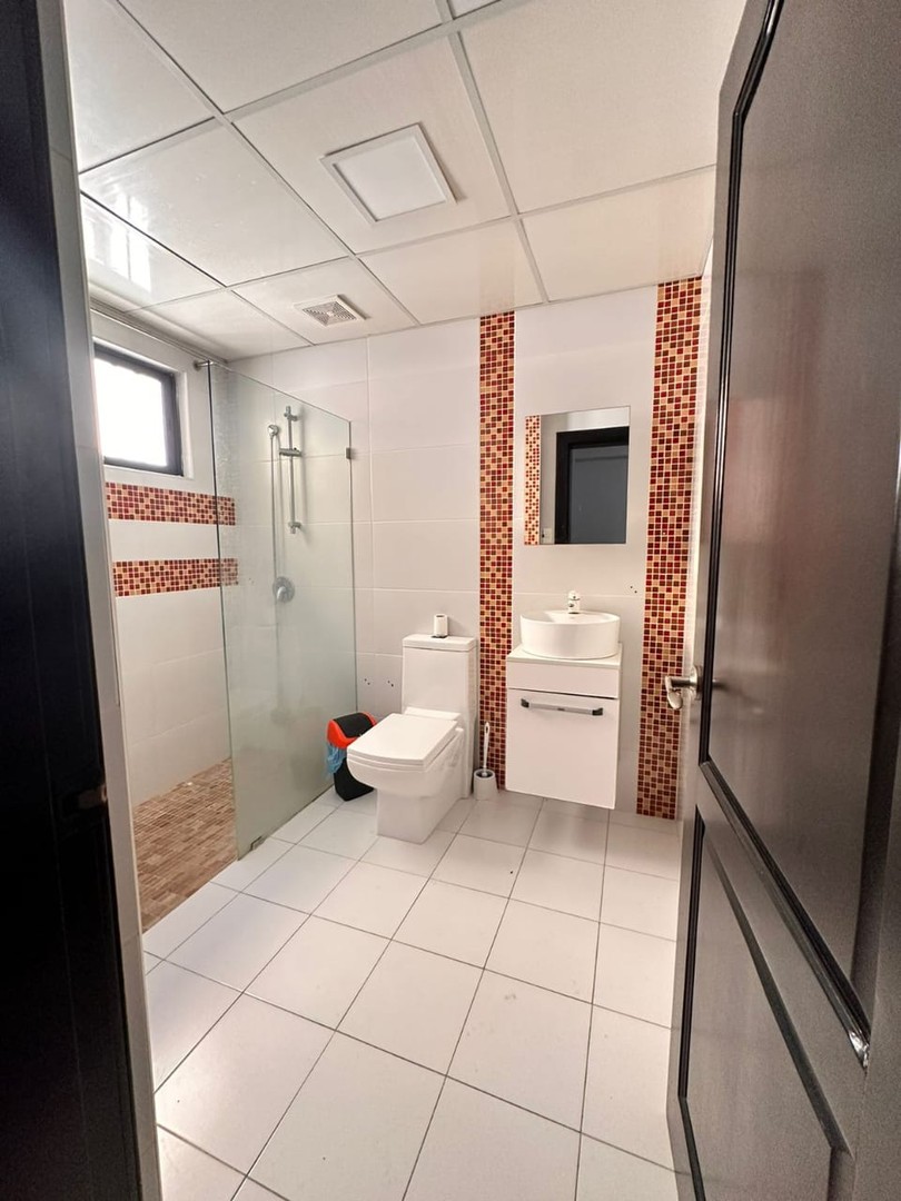 apartamentos - VENDO.
Espacioso apartamento de dos niveles en Bella Vista. 

 3