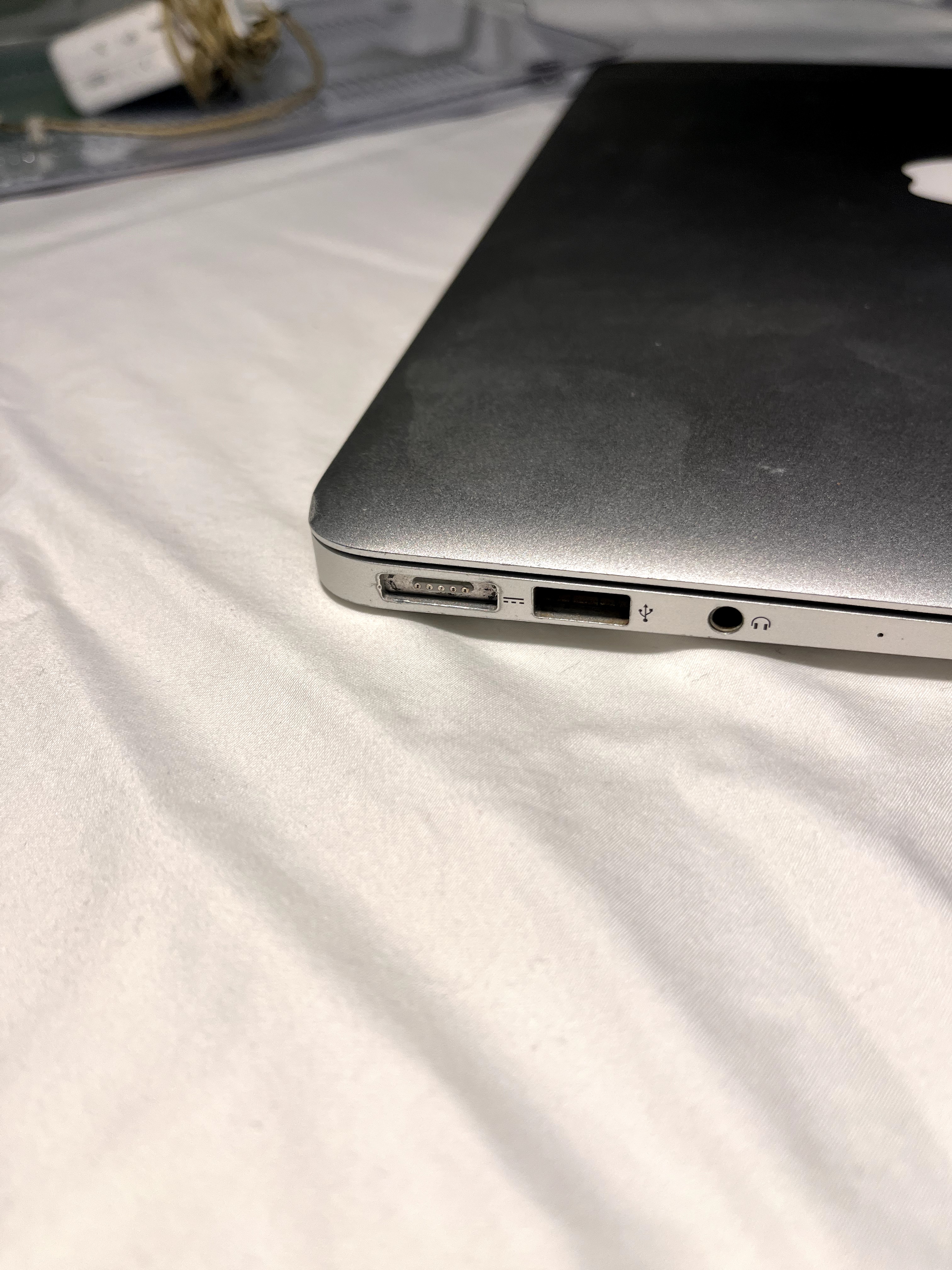 computadoras y laptops - Vendo MacBook Air en Excelente Condiciones- Usada  3