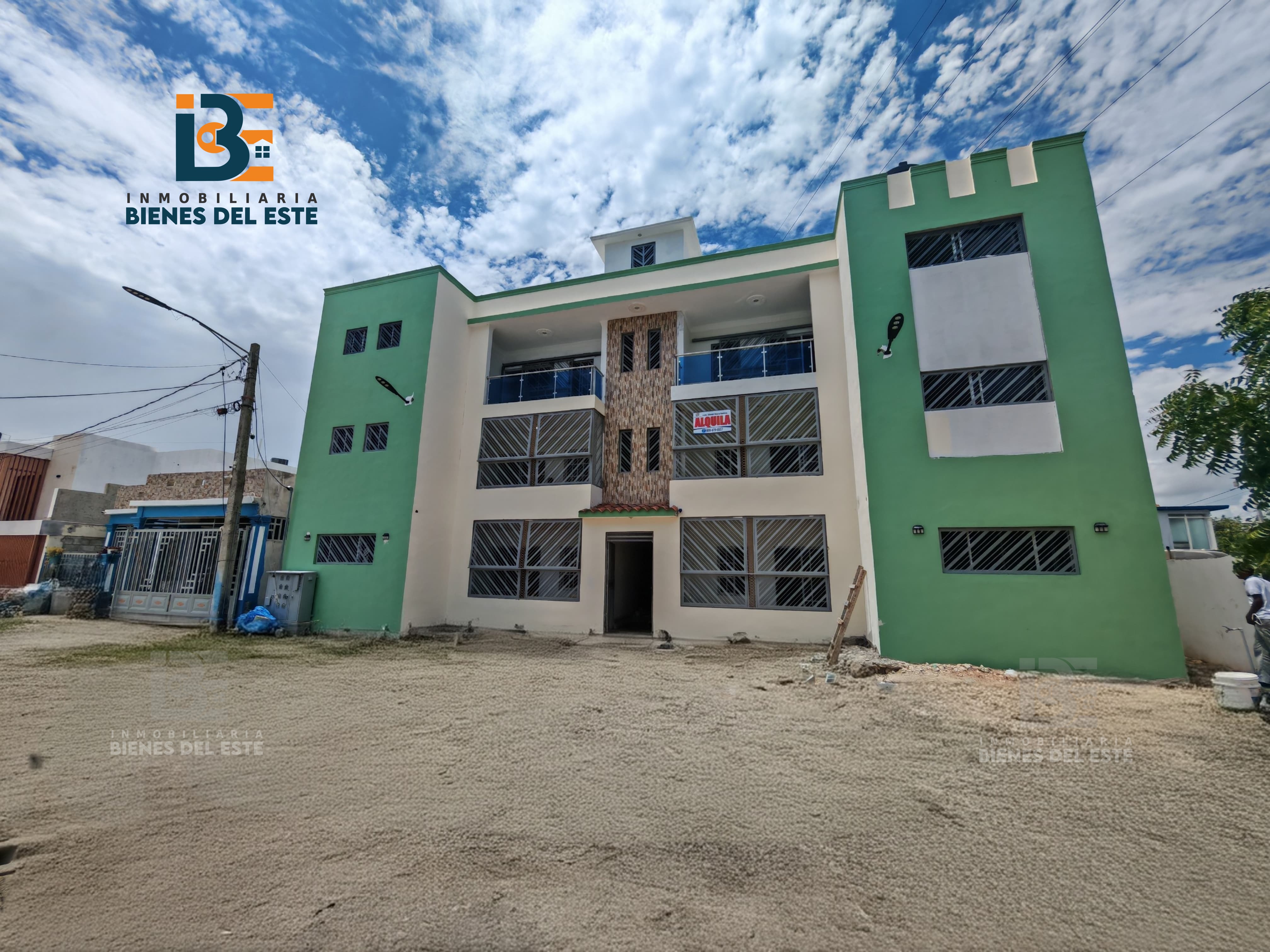 apartamentos - Se Alquila Apartamento de Tres HABITACIONES. 0