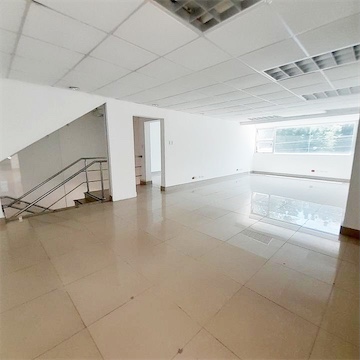 oficinas y locales comerciales - Local en la Esperilla céntrico y amplio  4