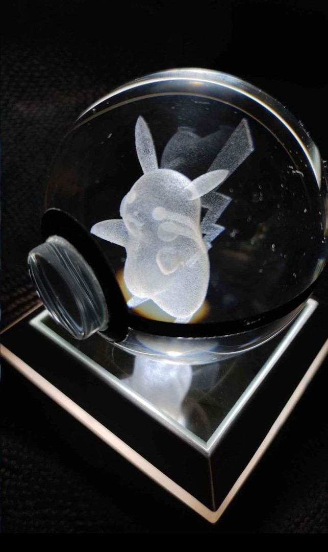decoración y accesorios - Lámpara Bola de cristal Pikachu 3D con base LED colorida.