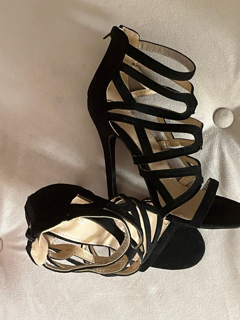 zapatos para mujer - Sandalias de mujer taco fino negras. 