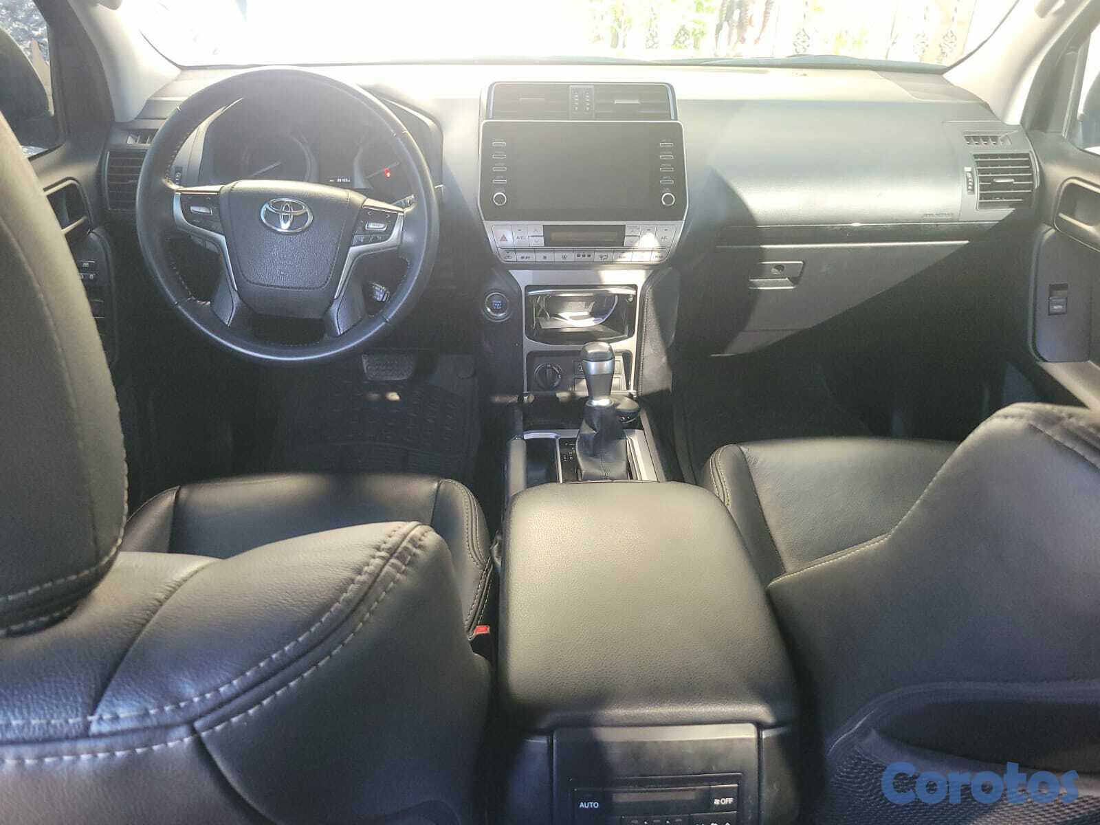 jeepetas y camionetas - Se Vende Prado 2024 casi nueva  9