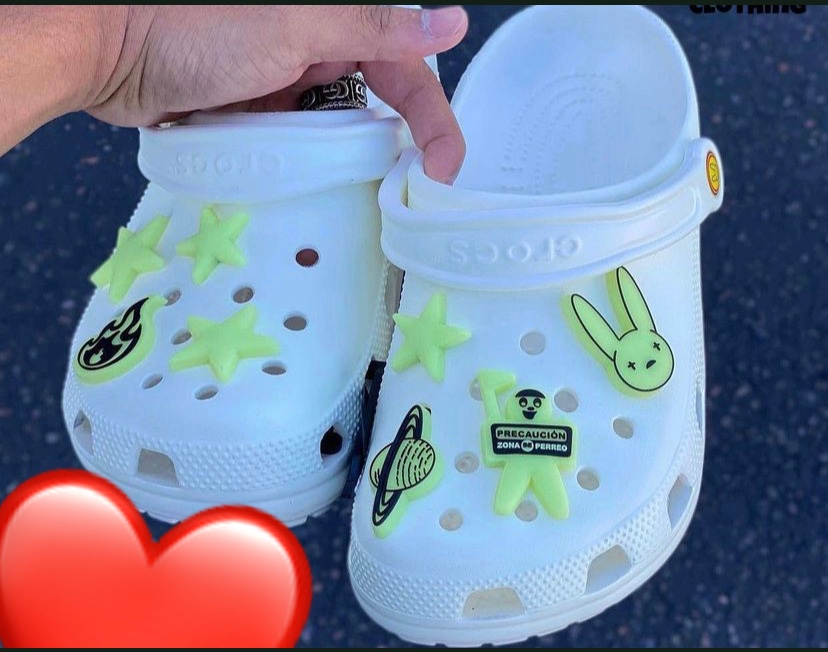 zapatos unisex - Crocs blanco estilo bad bunny