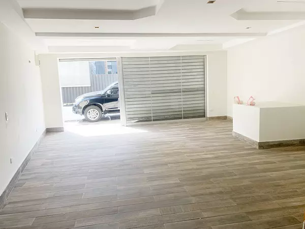 oficinas y locales comerciales - Local céntrico en Evaristo morales  2