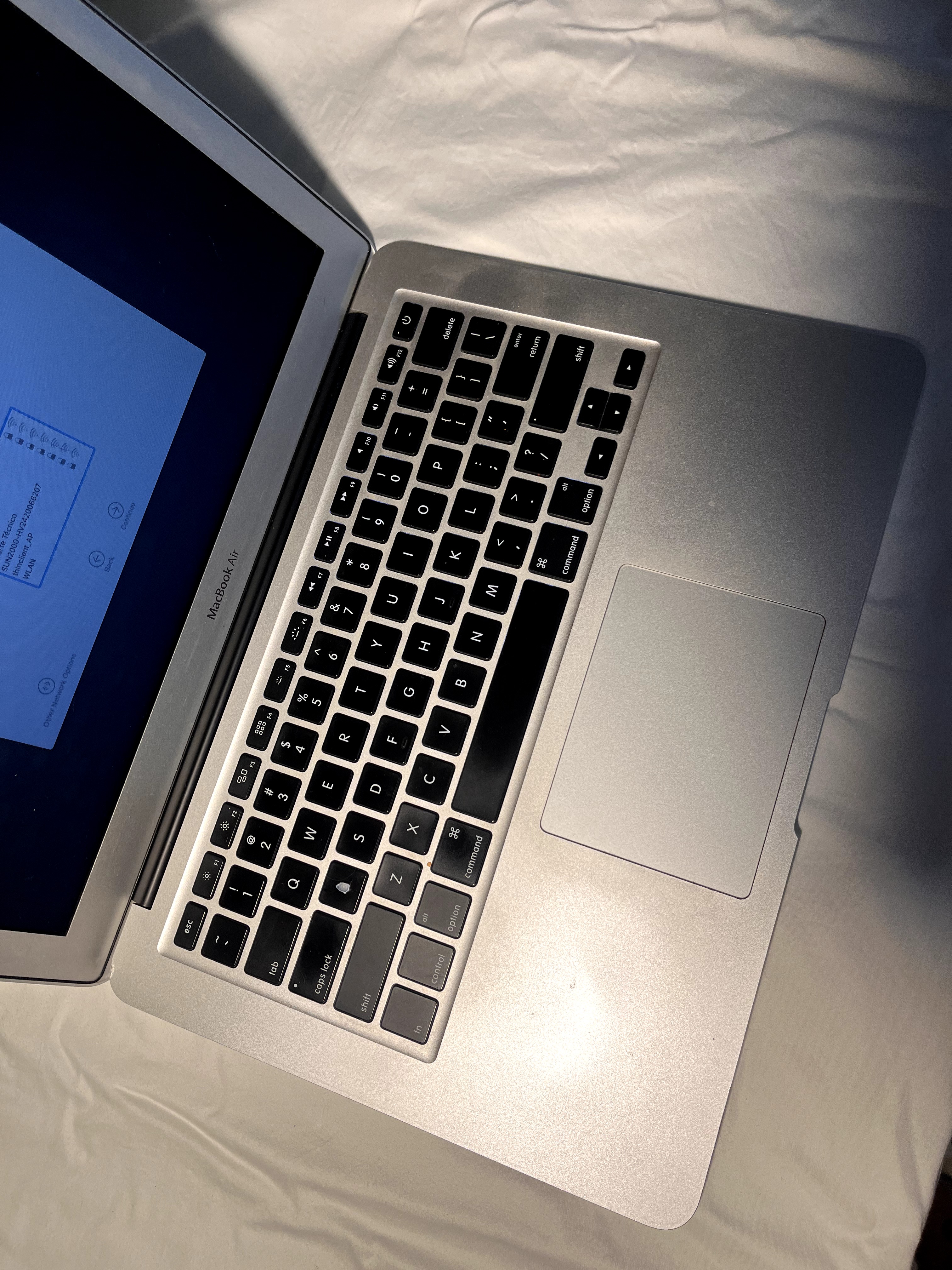 computadoras y laptops - Vendo MacBook Air en Excelente Condiciones- Usada  4