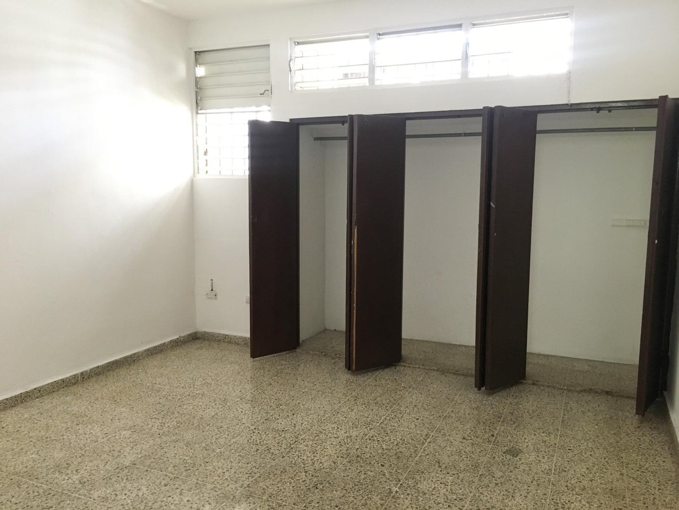 oficinas y locales comerciales - Excelente Local comercial en SEGUNDO NIVEL 6