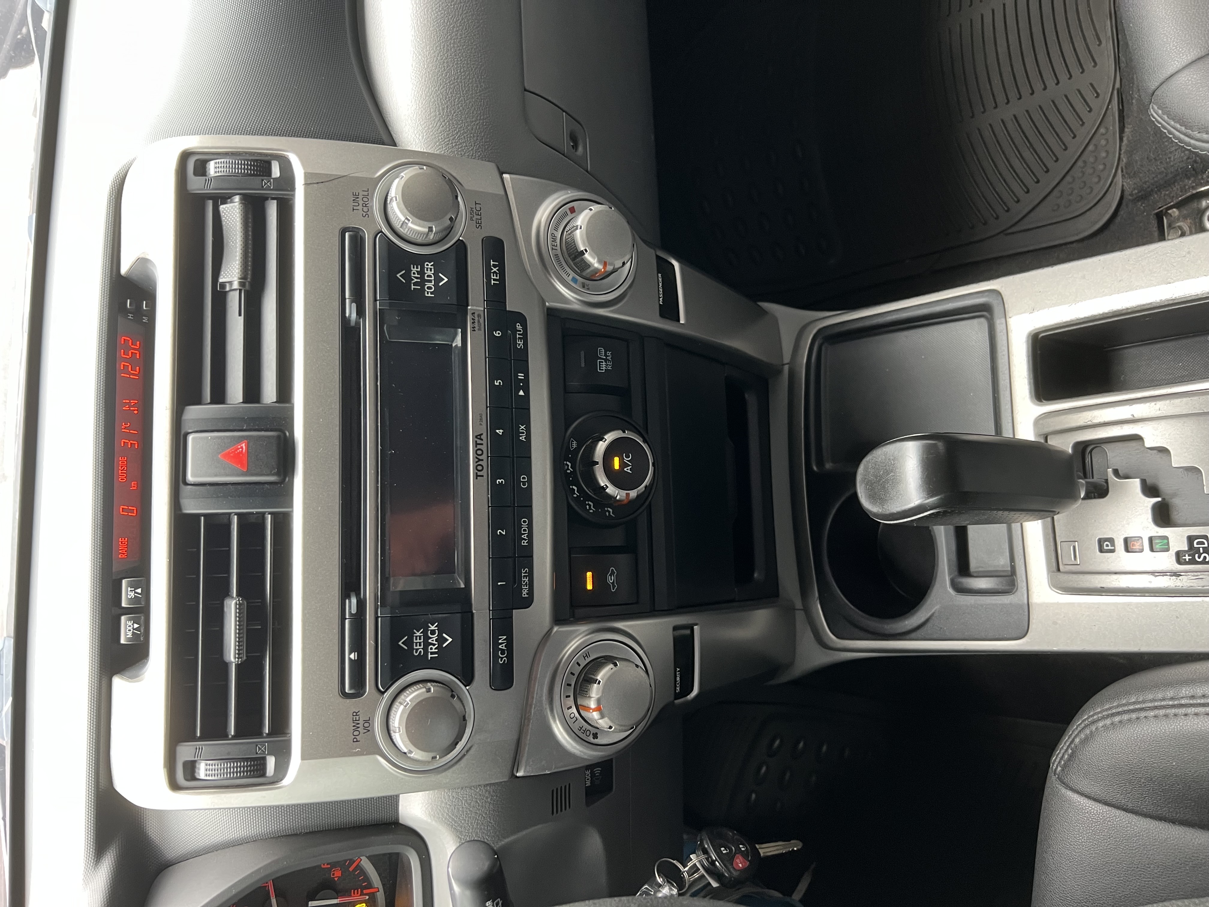 jeepetas y camionetas - Toyota 4Runner 2012 SR5 3 filas  8
