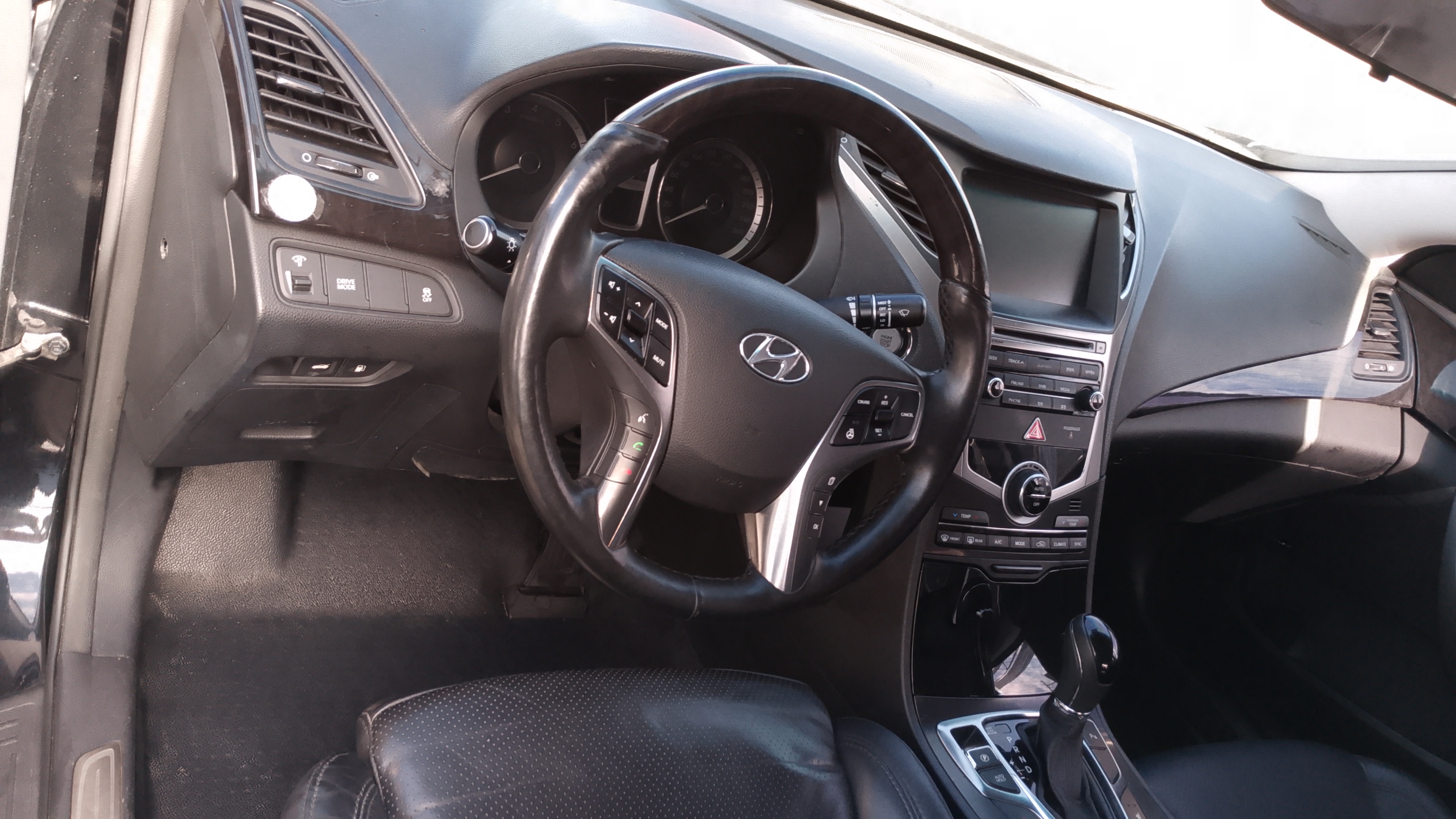 carros - HYUNDAI GRANDEUR 2017 NEGRO DESDE: RD$690,000.00 1