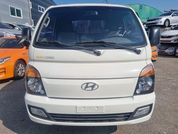 camiones y vehiculos pesados - HYUNDAI PORTER H100 CAMION 2017DESDE: RD$950,000-Automático 3