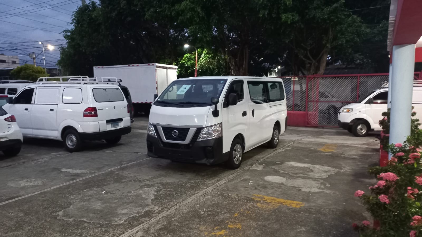 otros vehiculos - Nissan NV 350 2018 DE CARGA Y PASAJEROS