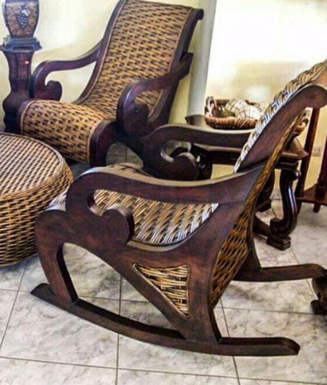 muebles y colchones - Mesedora en mimbre y caoba muy comodas