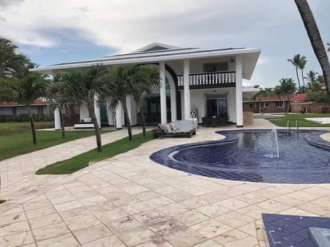 casas vacacionales y villas - Vendi hermosa villa en Bavaro punta cana 
5,700. Mt2. De solar 
 0